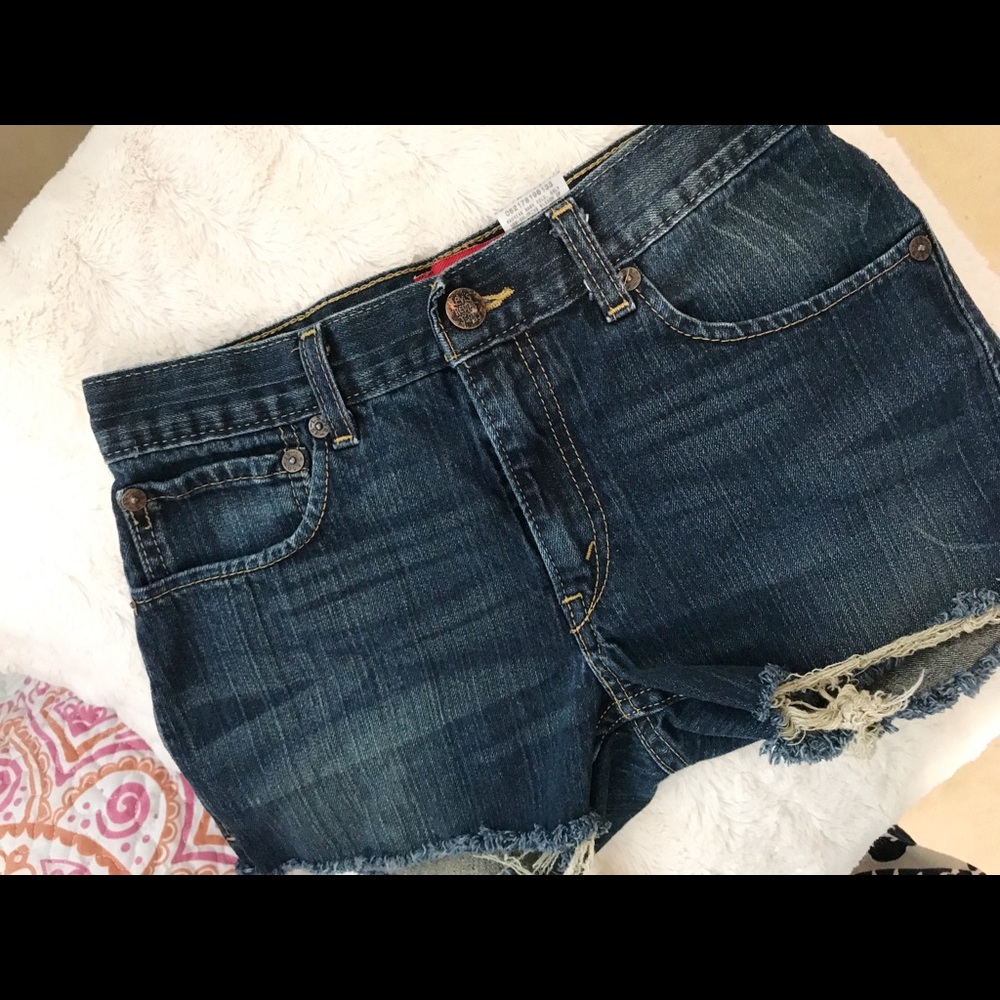 Levi’s Jean shorts 🎈